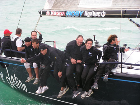 L'equipaggio di Mascalzone Latino al traguardo - Photo credit: Steve Washburn