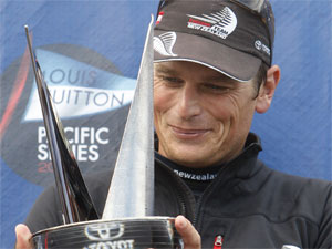 Dean Barker con la coppa della Louis Vuitton Pacific Series